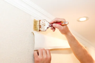Pose de papier peint à Souraïde — revêtements muraux et toiles de verre